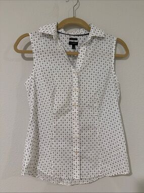 $79.50 Talbots anchor print sleeveless top size 2